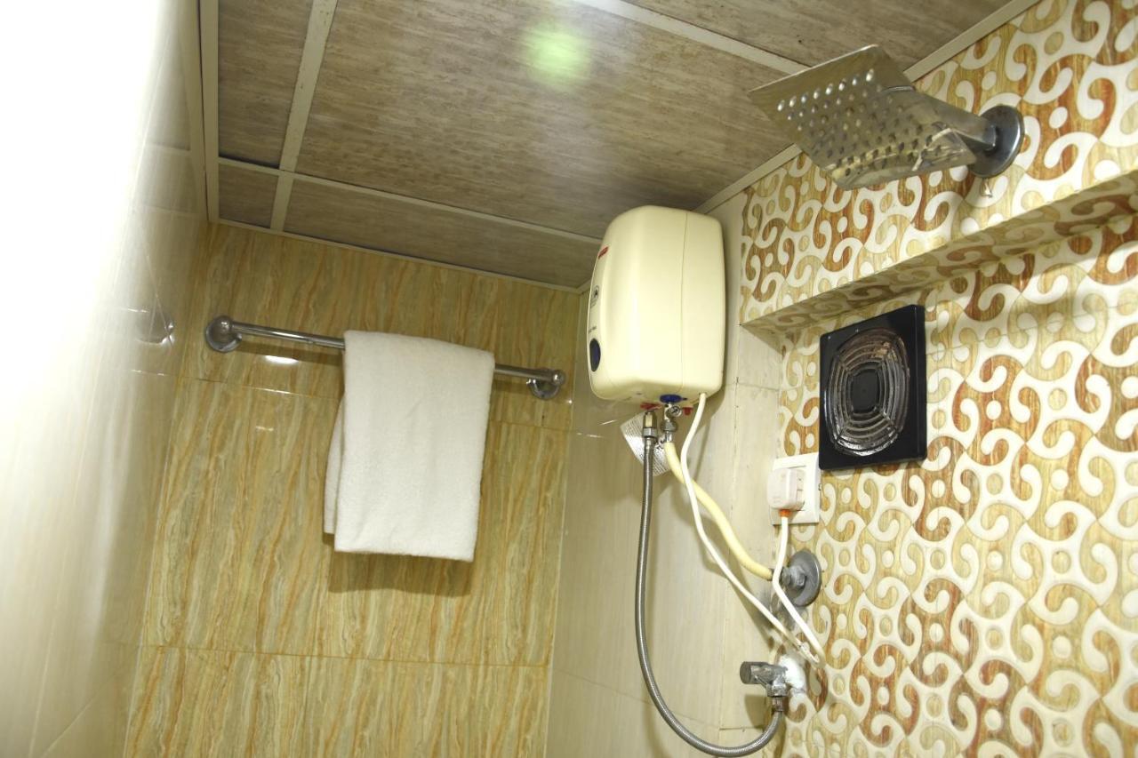 Hotel Galaxy Comforts ムンバイ エクステリア 写真